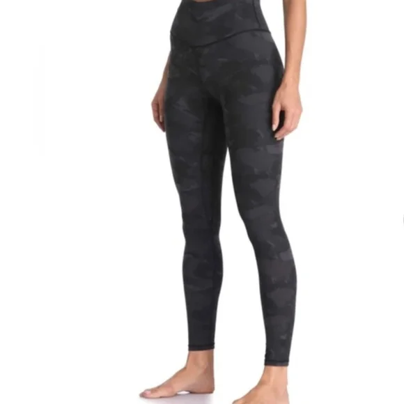 Stylish Black Camouflage Leggings - Picture 2 of 4